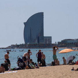 03/04/2021. Vista de la playa de la Barceloneta este sábado en Barcelona (Catalunya). - EFE