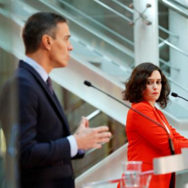 La presidenta de la Comunidad de Madrid, Isabel Díaz Ayuso, en rueda de prensa junto al líder del Ejecutivo, Pedro Sánchez.