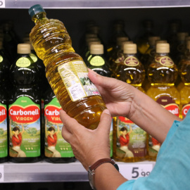 13/08/2022 - Ampolles d'oli en un supermercat de Barcelona.