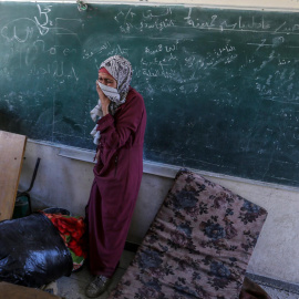 Una mujer palestina, en la escuela de Naciones Unidas, convertida en refugio, tras el bombardeo israelí.