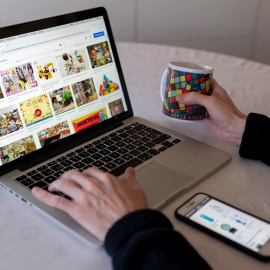 Una persona navega por Internet con su ordenador portátil.- Alberto Ortega / Europa Press