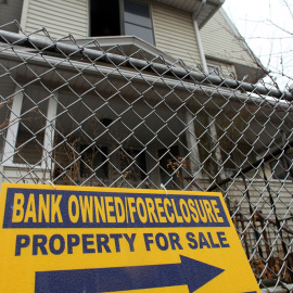 Cartel de una vivienda desahuciada por un banco en la localidad de Bridgeport, en el Estado de Connecticut. AFP/Spencer Platt