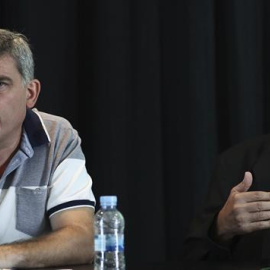 El responsable de Extensión Internacional de IU, Francisco Pérez (i), y el exeurodiputado del PSOE Vicent Garcés, durante la rueda de prensa que han ofrecido en el Círculo de Bellas Artes. EFE/Mariscal