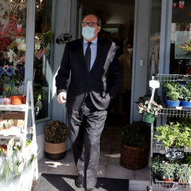 El candidato socialista a la presidencia de la Comunidad de Madrid, Ángel Gabilondo, sale de una floristería durante su visita a la localidad de Parla. EFE/ Zipi