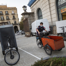Un repartidor torna amb el seu tricicle al 'microhub`' d Van a Pedal, ubicat a l'Estació de França de Barcelona.