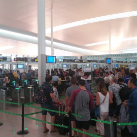 Colas en el control de pasajeros en el Aeropuerto de El Prat de Barcelona. E.P.