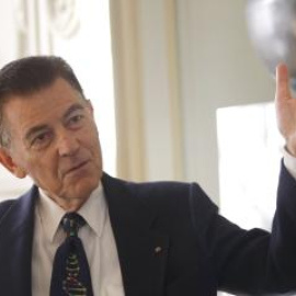 Francisco J. Ayala, en un momento de la entrevista. ÁNGEL MARTÍNEZ