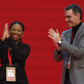 El presidente de Gobierno y secretario general del PSOE, Pedro Sánchez, junto a Benedicta Lasi, nueva secretaria general de la Internacional Socialista, este viernes en Madrid.