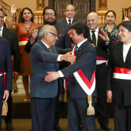 Fotografía cedida por la Presidencia del Perú que muestra al presidente Pedro Castillo (c) mientras saluda al ex primer ministro Aníbal Torres (2-i) y rodeado de su nuevo gabinete de ministros, en Lima