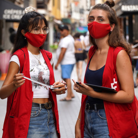 Dos voluntarias de la Cruz Roja en la campaña de sensibilización destinada a los jóvenes.