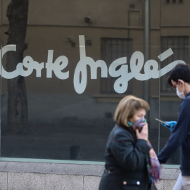Una mujer y un joven pasan al lado de uno de los centros del Corte Inglés de Madrid. E.P./Marta Fernández