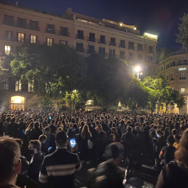 Centenars de persones protesten a la plaça de la Catedral contra el desallotjament de la Casa Buenos Aires. Arran.