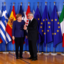 El presidente de la Comisión Europea, Juncker, junto a la canciller alemana, Angela Merkel. / REUTERS