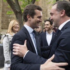 El líder del PP, Pablo Casado, con el presidente de UPN, Javier Esparza. Europa Press