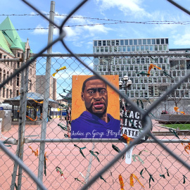 Fotografía de una imagen del afroamericano George Floyd colgada en la valla de seguridad puesta alrededor del Centro Gubernamental del Condado de Hennepin, en Mineápolis, Minesota (EE.UU.).