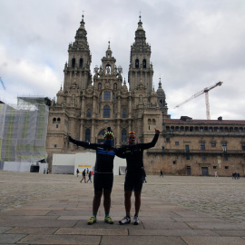 Dos peregrinos en la Praza do Obradoiro, Santiago de Compostela.