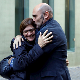 Xavier Vendrell abraza a su pareja tras ser puesto en libertad.
