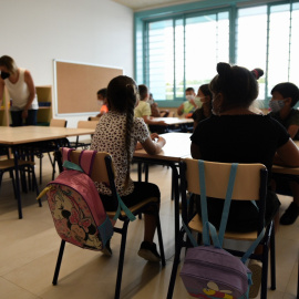 Una profesora junto con alumnos de Educación Primaria en una de las aulas del colegio Les Arts (en Valencia), de reciente construcción, durante el primer día del curso escolar 2021-2022 en el País Valencià. E.P./Jorge Gil