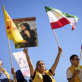 Varias personas se manifiestan con banderas de Irán y retratos de Mahsa Amini en apoyo a las protestas en el país, frente al Capitolio de los Estados Unidos