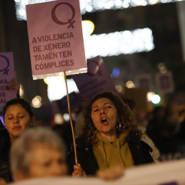 14/09/2024 Varias personas muestran carteles, durante la marcha por la eliminación de la violencia contra las mujeres, en Vigo. Foto de archivo.
