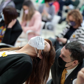La presidenta del Parlament, Laura Borràs, asseguda amb el cap enrere escoltant Jaume Alonso-Cuevillas el 12 de març de 2021.