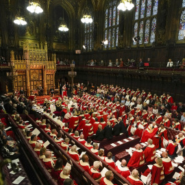 Imagen de mayo de 2002, del entonces príncipe de Gales (ahora Carlos III), que lee el Discurso de la Reina durante la Apertura del Parlamento en la Cámara de los Lores, en Londes. AFP/Ben Stansall