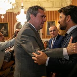 El alcalde de Sevilla, Juan Espadas, saluda al portavoz del PP, Beltrán Pérez. / EP