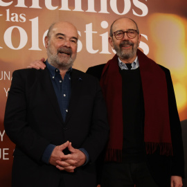 Los actores Antonio Resines y Miguel Rellán posando durante la presentación de su nueva serie 'Sentimos las molestias' de Movistar+, a 04 de abril de 2022, en Madrid. - Europa Press