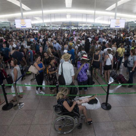 Las colas para acceder al control de seguridad del Aeropuerto de Barcelona-El Prat continúan debido a la huelga de los trabajadores de Eulen.- EFE/Quique García