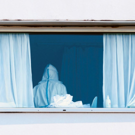 Imagen de un sanitario con un EPI en un hospital.