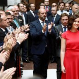 Ayuso esquiva la tutela de Génova y diseña una campaña centrada en su figura