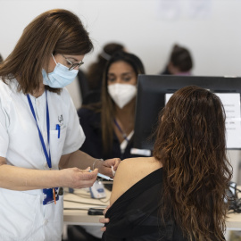 Imagen de archivo de una enfermera durante la campaña de vacunación de la Covid-19.