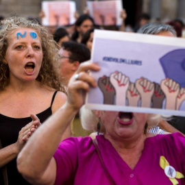 Cientos de personas se han concentrado esta tarde en la plaza Sant Jaume de Barcelona para expresar su rechazo hacia la decisión judicial de dejar en libertad bajo fianza a los integrantes de La Manada. EFE/Quique García