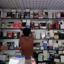 Un hombre coloca una de las casetas de la Feria del Libro, a 9 de septiembre de 2021, en Madrid (España).