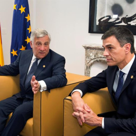 El presidente del Gobierno español, Pedro Sánchez, durante la reunión que ha mantenido con el presidente del Parlamento Europeo, Antonio Tajani (i), en la delegación española, en el edificio "Europa del Consejo Europeo. EFE/Horst Wagner