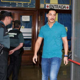 25/06/2018.- Alfonso Jesús Cabezuelo, uno de los componentes de la manada a su salida del juzgado de guardia de Sevilla, uno de los requisitos impuestos por la Audiencia Provincial de Navarra que les permitió abandonar la cárcel bajo fianza el pasado v