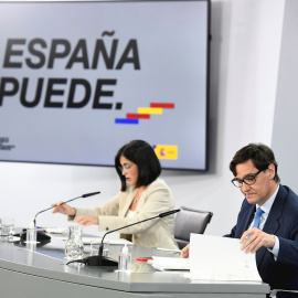 Los ministros de Sanidad, Salvador Illa (d), y de Política Territorial y Función Pública, Carolina Darias (i) ofrecen una rueda de prensa para analizar la situación de la pandamia de covid-19 este miércoles en Madrid.