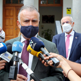 El presidente de Canarias, Ángel Víctor Torres (i)