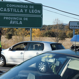 0/10/2020.- Miembros de la Guardia Civil realizan un control en la N-403, en el límite entre las comunidades de Castilla y León y Madrid.