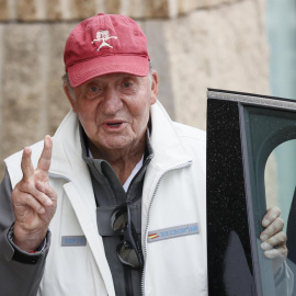 El rey Juan Carlos se dirige hacia el Club Naútico de Sanxenxo en su último día de regatas este domingo en Sanxenxo. EFE
