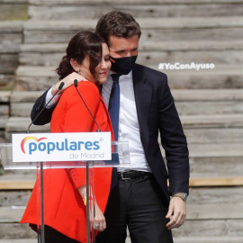 La presidenta de la Comunidad de Madrid y candidata a la reelección, Isabel Díaz Ayuso, junto al presidente nacional del Partido Popular, Pablo Casado, durante la presentación de la candidatura del Partido Popular de Madrid para las elecciones a la Asa