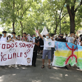 Varias personas con una pancarta en la que se lee: `Todos somos iguales´, en una concentración frente al Ministerio del Interior para exigir la reforma del Reglamento de Extranjería. E.P./Eduardo Parra