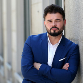 Gabriel Rufián fotografiat a l'exterior del Congrés dels Diputats.