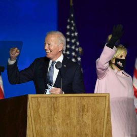El candidato demócrata Joe Biden durante su alocución en la noche electoral en su cuartel general en Delaware.