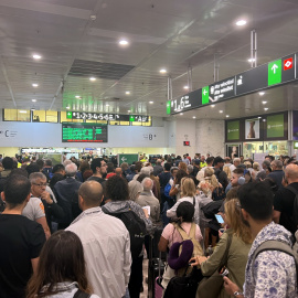 Desenes de viatgers s'han acumulat a l'accés a l'alta velocitat a l'estació de Sants
