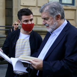 El exdiputado foral de Cultura de Gipuzkoa, Harkaitz Millán (i), y el expresidente del PSDE-EE Jesús Eguiguren (d) conversan a su llegada a la presentación de la revista Grand Place, ‘Fin de ETA, 10 años’, a 20 de octubre de 2021, en San Sebastiá