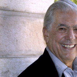 El escritor hispano-peruano, Mario Vargas LLosa, posa durante la entrevista con EFE en la localidad cántabra de Santillana del Mar.