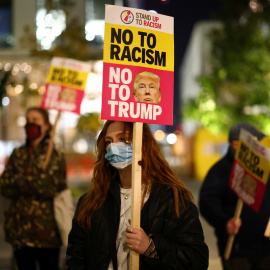 Manifestantes contrarios a la reelección de Donald Trump en una concentración en Londres, Reino Unido.