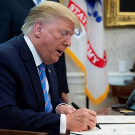 Trump firma medida para frenar crisis humanitaria en la frontera./ MICHAEL REYNOLDS (EFE)