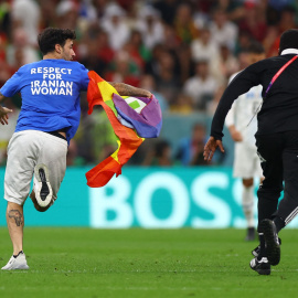 Un espontáneo salta al campo en el Mundial de Catar, durante el Portugal-Uruguay, reivindicando la paz y los derechos de las mujeres.